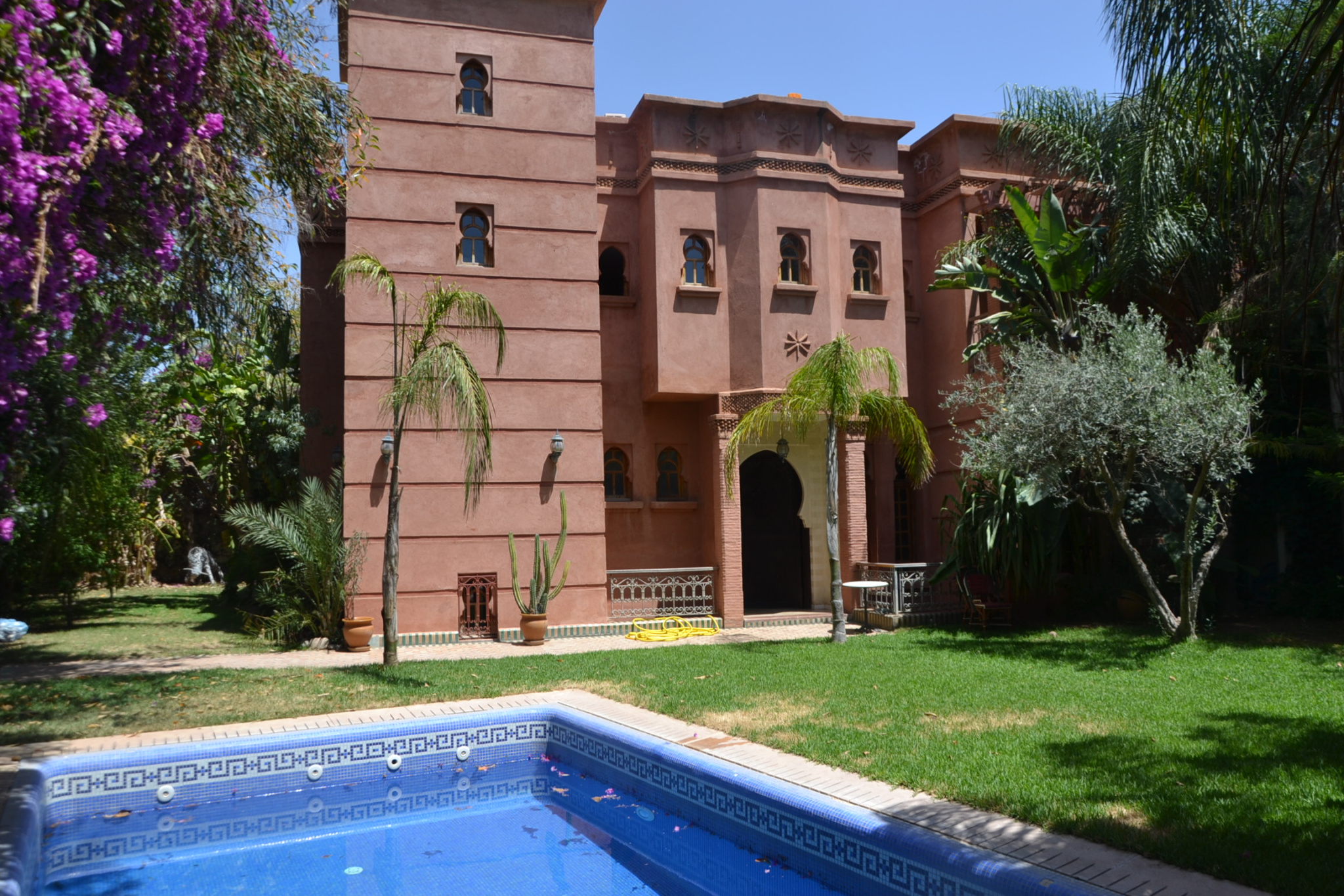 vente 6 CH/ SUITES SUR 778 M² DE TERRAIN > TARGA Acti Immo Marrakech